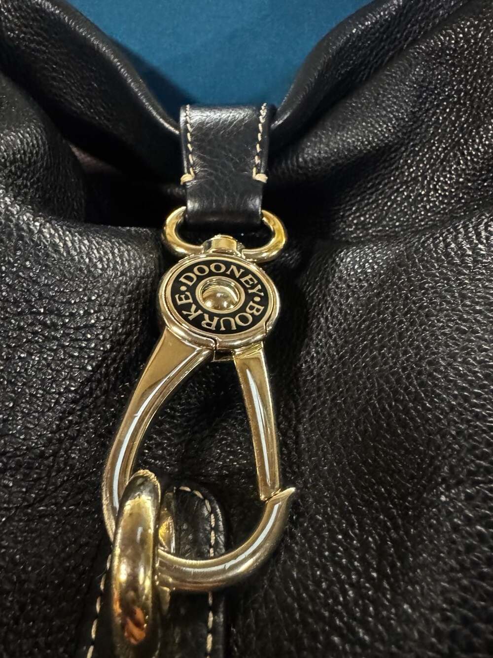 VINTAGE LEATHER DOONEY BOURKE 2L740 BL LOGO LOCK SHOULDER BAG.NEW - Picture 2 of 8
